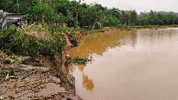 অসময়ের পাহাড়ি ঢলে ভাঙন আতঙ্কে নদীপাড়ের মানুষ