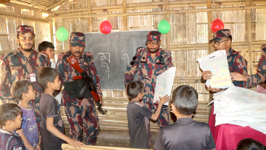 শিক্ষার্থীদের মাঝে শিক্ষা সহায়ক উপকরণ বিতরণ করেছে বিজিবি। ছবি : সময়ের আলো