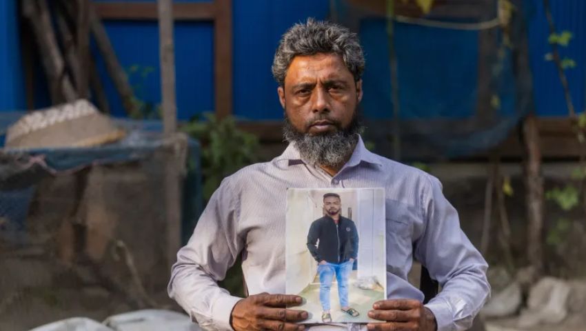মোহাম্মদ সিরাজ তার ২০ বছর বয়সী ছেলে সাজ্জাদের একটি ছবি ধরেছেন, যাকে রাশিয়ায় যুদ্ধে অংশ নিতে নিয়ে যাওয়ার পর হত্যা করা হয়েছিল, লক্ষ্মীপুর, বাংলাদেশে তার বাড়িতে।