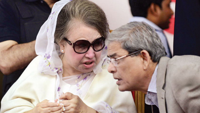 ২০১৫ সালের ৫ জানুয়ারি ঢাকায় আয়োজিত এক সমাবেশে বিএনপি চেয়ারপারসন ও প্রধান বিরোধীদলীয় নেত্রী খালেদা জিয়ার সঙ্গে কথা বলছেন মির্জা ফখরুল ইসলাম আলমগীর। বিএনপি ৫ জানুয়ারির জাতীয় নির্বাচন বর্জনের দ্বিতীয় বার্ষিকী উপলক্ষে সমাবশটির আয়োজন করেছিল। ফাইল ছবি 