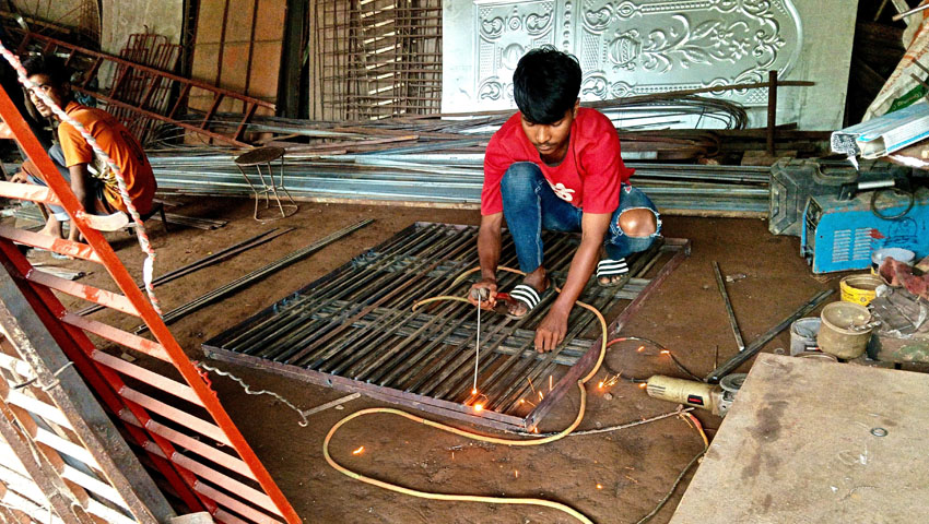 ওয়ার্কশপে ঝুঁকিপূর্ন কাজ করছে ফাহাদ (১২)