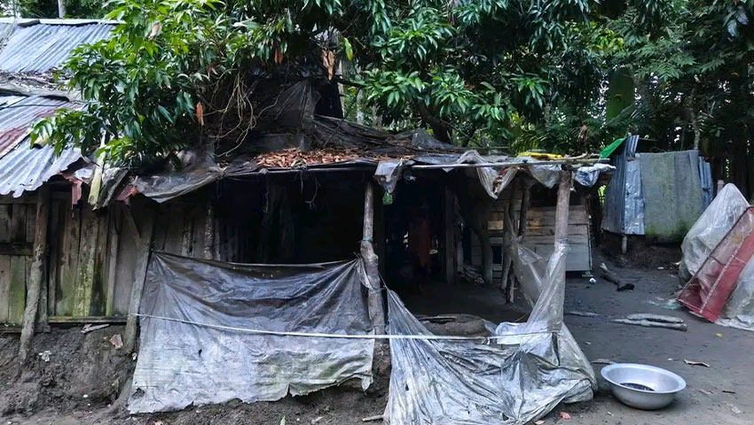 এই ভাঙা ঘরেই মানবেতর জীবন কাটছে দিনমজুর লিটন হাওলাদারের পরিবারের। ছবি : সময়ের আলো