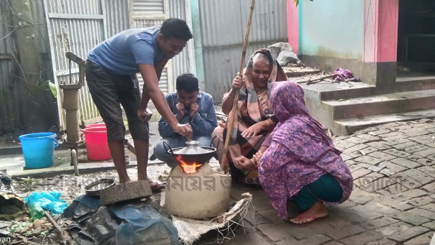 মুন্সীগঞ্জের গজারিয়ায় ঘোষণা ছাড়াই গ্যাস সংযোগ বিছিন্ন করেছে তিতাস কর্তৃপক্ষ। এতে বাধ্য হয়ে মাটির চুলায় রান্না করছেন অনেকে। ছবি: সময়ের আলো