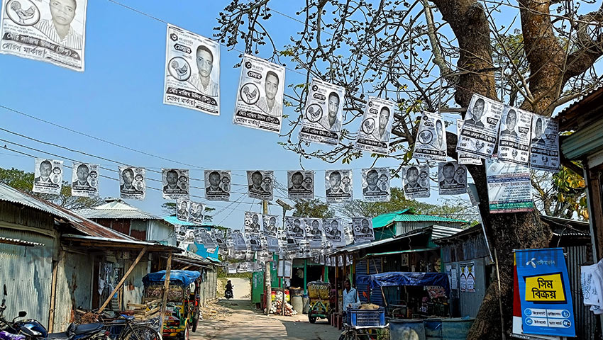 প্রতিটি গ্রামের অলিগলিতে পোস্টারের ছড়াছড়ি। সব মিলিয়ে জমে উঠেছে নির্বাচনী প্রচারণা। ছবিটি মনপুরা ইউনিয়ন থেকে তোলা। ছবি: সময়ের আলো