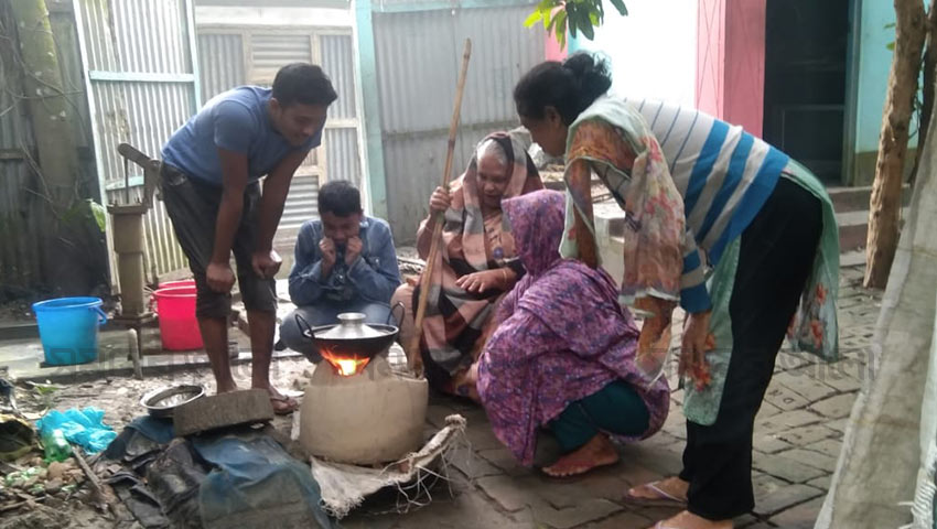 মুন্সিগঞ্জের গজারিয়া উপজেলায় গত ১০ দিন ধরে গ্যাস সরবরাহ বন্ধ রেখেছে মেঘনা তিতাস গ্যাস কর্তৃপক্ষ। এতে শতশত বৈধ গ্রাহকও গ্যাস না পাওয়ায় পড়ছেন চরম ভোগান্তিতে। ছবি: সময়ের আলো