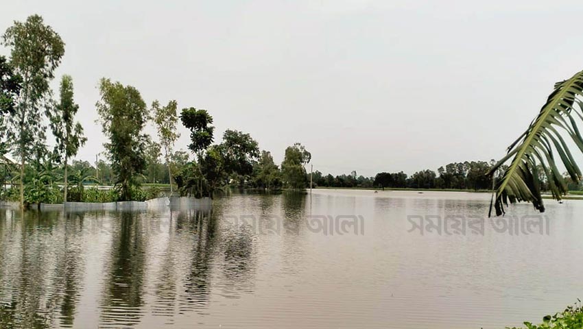 রৌমারীর রতনপুরের প্রায় ১০ হাজার মানুষকে বর্ষা মৌসুমে নৌকা দিয়ে পার হতে হয়। ছবি: সময়ের আলো